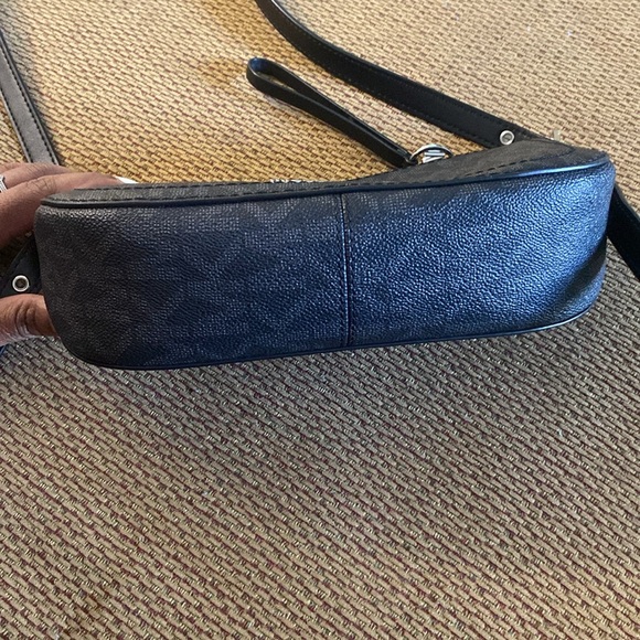 Michael Kors Crossbody purse - Picture 7 of 7